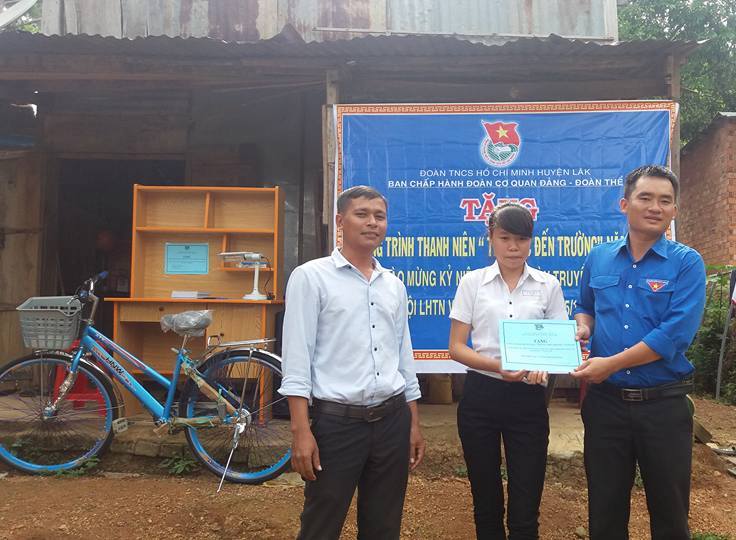Ban Chấp hành Chi đoàn cơ quan Đảng - Đoàn thể huyện Lắk trao quà tặng em Lê Thị Cẩm Tú. 