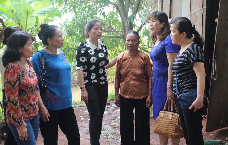 Cán bộ Hội LHPN tỉnh thăm hỏi, động viên phụ nữ nghèo tại huyện Ea Súp