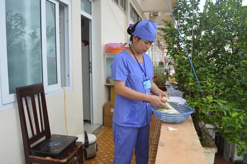 Khu vực “nhà bếp” của nhóm bác sĩ Nguyễn Văn Điền là hành lang bệnh viện
