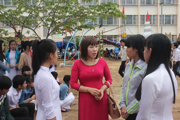 Giáo viên Trường THPT Huỳnh Thúc Kháng  (thị xã Buôn Hồ) thường xuyên trò chuyện, trao đổi với học sinh.  Ảnh: N. Hoa