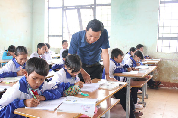 Nhờ làm tốt công tác tuyên truyền vận động, tỷ lệ đến trường của học sinh Trường THCS Ea Yông (xã Ea Yông) đã đạt 100%. Trong ảnh: Một tiết học ở Trường THCS Ea Yông.