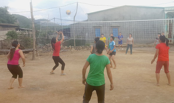 Đội bóng nữ của thôn D’hung K’nung tập luyện đều đặn vào mỗi buổi chiều. 