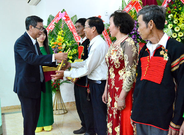 Các Trưởng ban công tác Mặt trận tiêu biểu nhận Bằng khen của Ủy ban MTTQ Việt Nam tỉnh.