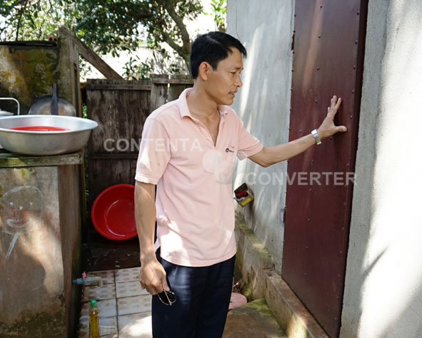 Ông  Nguyễn Tất Hạ kể lại việc trộm cạy cửa sau  đột nhập vào nhà ông lấy đi  1 chiếc laptop  và 1 chiếc  điện thoại.