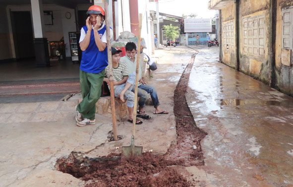Một trường hợp đào đường đấu nối nước thải trái phép trên đường Ngô Gia Tự (TP. Buôn Ma Thuột). 