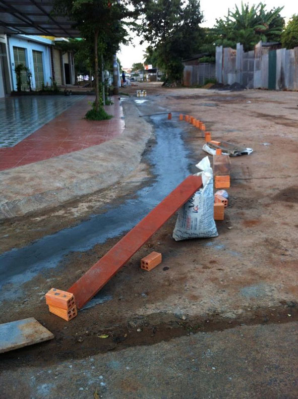 Hiện trường một vụ xẻ vỉa hè trái phép trên đường Trần Khánh Dư (TP. Buôn Ma Thuột) để lắp ống đấu nối nước thải từ trong nhà ra ngoài đường phố.