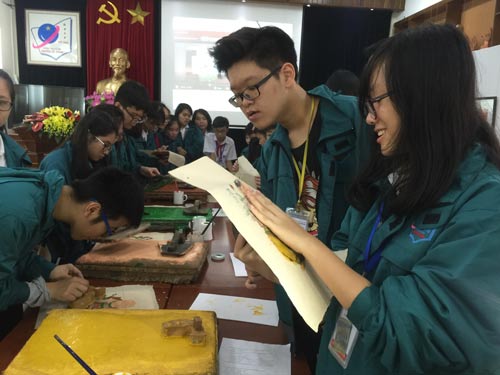 Học sinh Trường THCS Nguyễn Tất Thành (Hà Nội) trong một tiết học tích hợp về lịch sử và mỹ thuật qua tranh dân gian