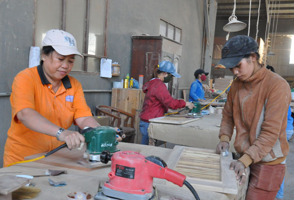 Vốn vay ngân hàng giúp nhiều DN phát triển sản xuất.   Trong ảnh: Công nhân Công ty TNHH Tín Nghĩa Đắk Lắk đang hoàn thiện sản phẩm đồ gỗ xuất khẩu.   Ảnh: G. Nam