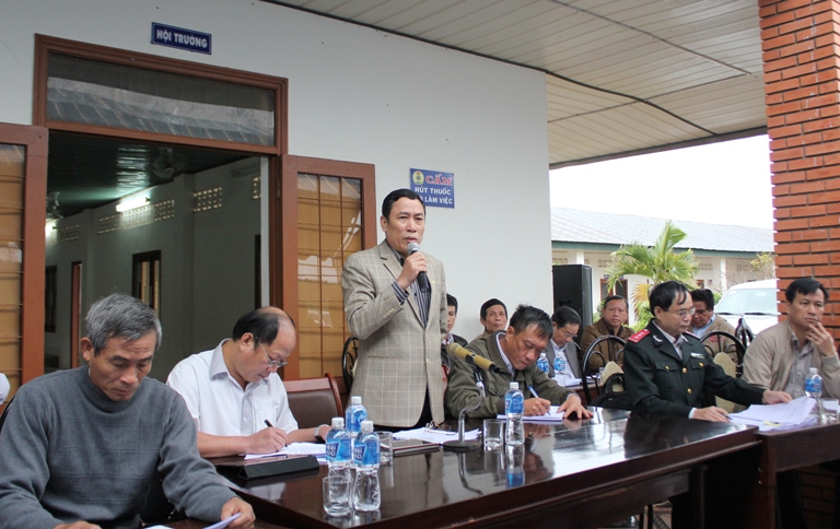 Phó Chủ tịch UBND tỉnh Võ Văn Cảnh tra đổi ý kiến với người dân