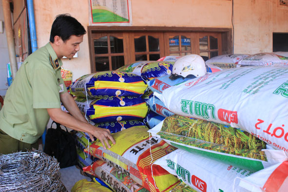 Cán bộ Chi cục Quản lý thị trường kiểm tra mặt hàng phân bón tại một cửa hàng ở xã Ea Lê, huyện Ea Súp.