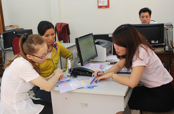 Cán bộ BHXH huyện Lắk tư vấn chính sách BHXH, BHYT cho người dân. 