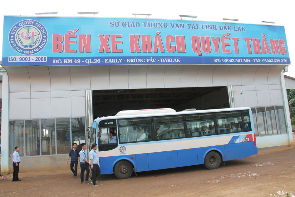 Xe buýt HTX Quyết Thắng chờ đón khách tại bến xe km 49 (xã Ea Kly, huyện Krông Pắc).
