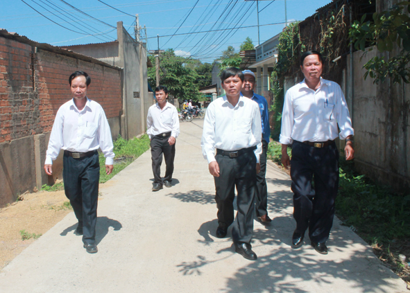 Lãnh đạo Huyện ủy, UBND huyện Krông Pắc kiểm tra việc làm đường nông thôn tại xã Hòa Tiến.