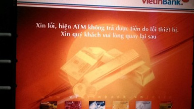  Màn hình máy ATM tại thị trấn Quỳnh Côi (Quỳnh Phụ, Thái Bình) thông báo không trả được tiền do lỗi thiết bị. Ảnh:Phương Anh.