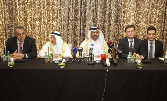 Các bộ trưởng năng lượng và dầu mỏ của Nga, Qatar, Ả Rập Saudi, Venezuela tại cuộc họp báo chung theo sau cuộc gặp ở Doha hôm 16-2Ảnh: Reuters