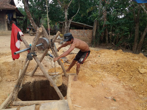 Người dân huyện Ngọc Hồi, tỉnh Kon Tum đào giếng tìm nguồn nước chống hạn Ảnh: Hoàng Thanh