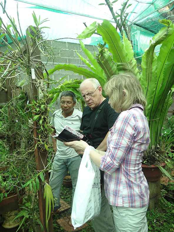 Giáo sư Leonid V. Averyanov (giữa) nghiên cứu về lan tại nhà anh Nguyễn Văn Cảnh.