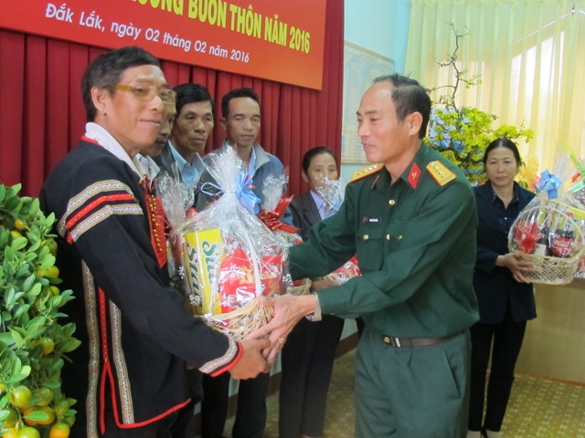 Chỉ huy Lữ đoàn Đặc công 198 tặng quà cho già làng Tây Nguyên. Ảnh: Bình Định