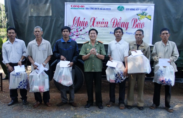 Báo Công an TP.Hồ Chí Minh và Công an tỉnh tặng quà Tết cho đồng bào nghèo các huyện biên giới. Ảnh: Mai Phương