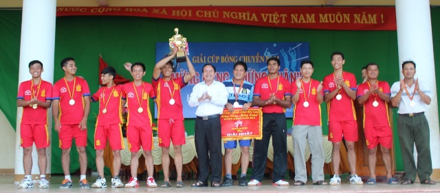 Đội bóng của Ban quản lý Rừng phòng hội Núi Vọng Phu đạt Cúp vô địch tại Giải bóng chuyền 
