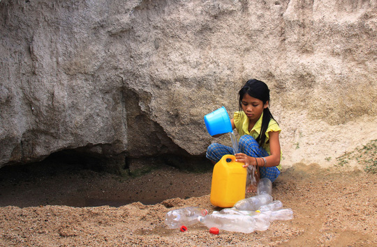 Người dân huyện Krông Pa, tỉnh Gia Lai phải lấy nước ở khe suối về sinh hoạt mỗi ngàyẢnh: HOÀNG THANH