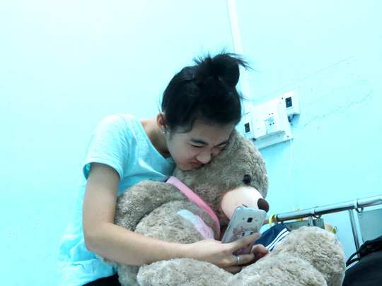 Cô bé làm biểu cảm hài hước khi selfie cùng chú gấu bông - người bạn đồng hành suốt 1 tháng nằm viện