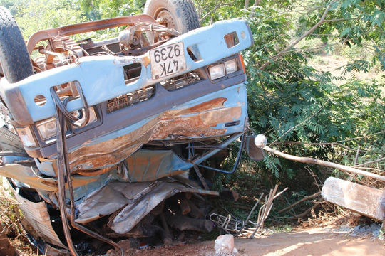 Vụ tai nạn khiến tài xế và phụ xe mắc kẹt trong cabin được mọi người giải cứu trong tình trạng nguy kịch
