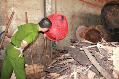 Cảnh sát phòng cháy, chữa cháy tỉnh  kiểm tra công tác PCCN  tại một doanh nghiệp  chế biến gỗ.