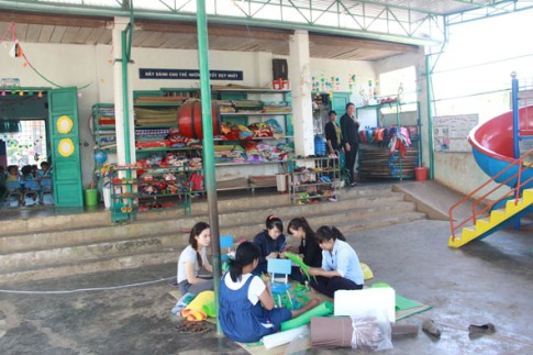 4 năm nay, giáo viên Trường Mầm non Họa Mi (xã Tân Tiến, huyện Krông Pắc) phải làm việc ngoài sân trường, nhường phòng làm việc cho các cháu học. 