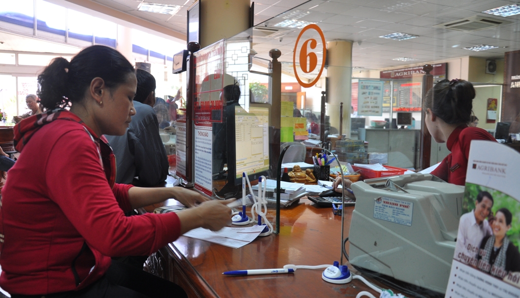 Khách hàng đang giao dịch tại Ngân hàng NN-PTNT Chi nhánh Đắk Lắk