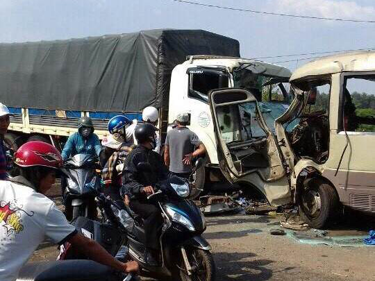 Hiện trường vụ tai nạn giao thông đặc biệt nghiêm trọng xe khách đấu đầu xe tải chiều ngày 2-5 tại tỉnh Đắk Nông làm 3 người chết, 18 người bị thương - Ảnh: Cao Nguyên
