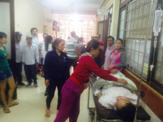 Các nạn nhân đang đưa vào Bệnh viện đa khoa Đắk Lắk