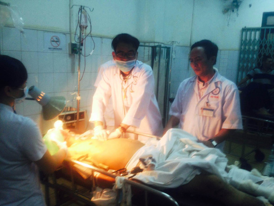 Các bác sĩ Bệnh viện đa khoa Đắk Lắk đang cấp cứu người bị thương nặng