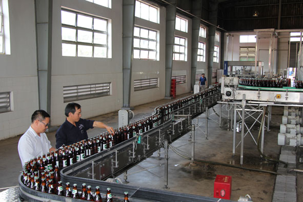 Dây chuyền sản xuất bia chai của nhà máy bia Sài Gòn - miền Trung.