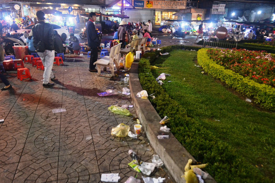 Hành khách xả rác bừa bãi ở khu vực chợ đêm Đà Lạt (Lâm Đồng)Ảnh: THẠCH THẢO