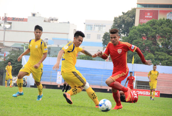 Một trận đấu ở mùa giải hạng Nhất Quốc gia 2016  trên sân vận động Buôn Ma Thuột.