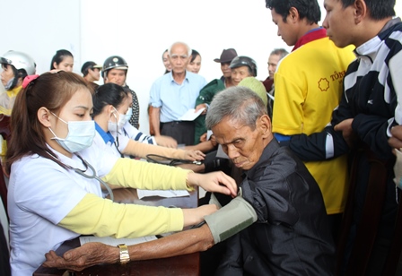 Hội Thầy thuốc trẻ tỉnh khám bệnh cho người dân xã Ea Yông, huyện Krông Pắc