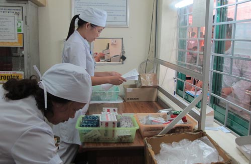 Cấp thuốc BHYT tại một cơ sở y tế ở Hà Nội