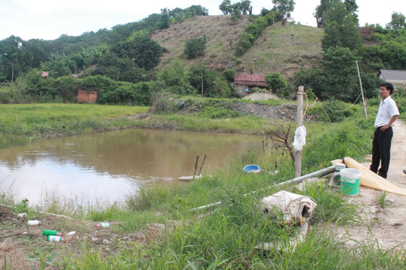 Chai lọ, bao bì thuốc bảo vệ thực vật ở xã Bông Krang (huyện Lắk)  xả thải ra môi trường sau khi sử dụng.