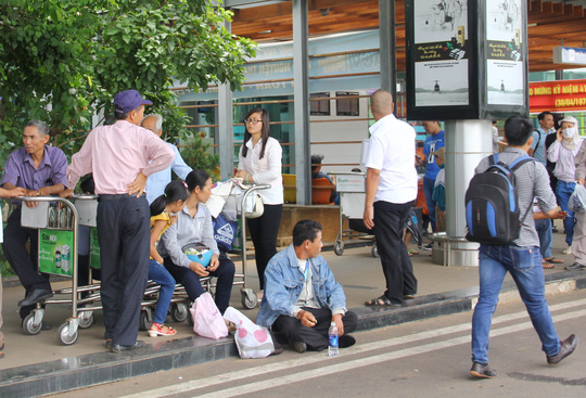 Hành khách chờ đợi tại sân bay Buôn Ma ThuộtẢnh: Cao Nguyên