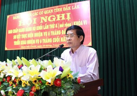 Bí thư Đảng ủy Khối các cơ quan tỉnh Trần Đình Quế phát biểu tại hội nghị.