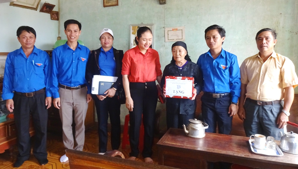 Lãnh đạo UBND huyện Krông Pắc và đại diện các cấp bộ Đoàn thăm hỏi, tặng quà bà Lê Thị Chuyên - vợ lão thành cách mạng.  Ảnh: Nguyễn Xuân