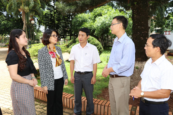 Trưởng Ban Tuyên giáo Tỉnh ủy Huỳnh Thị Chiến Hòa (thứ 2 từ trái sang) trao đổi về công tác tuyên truyền thời gian tới.  Ảnh: Nguyễn Gia