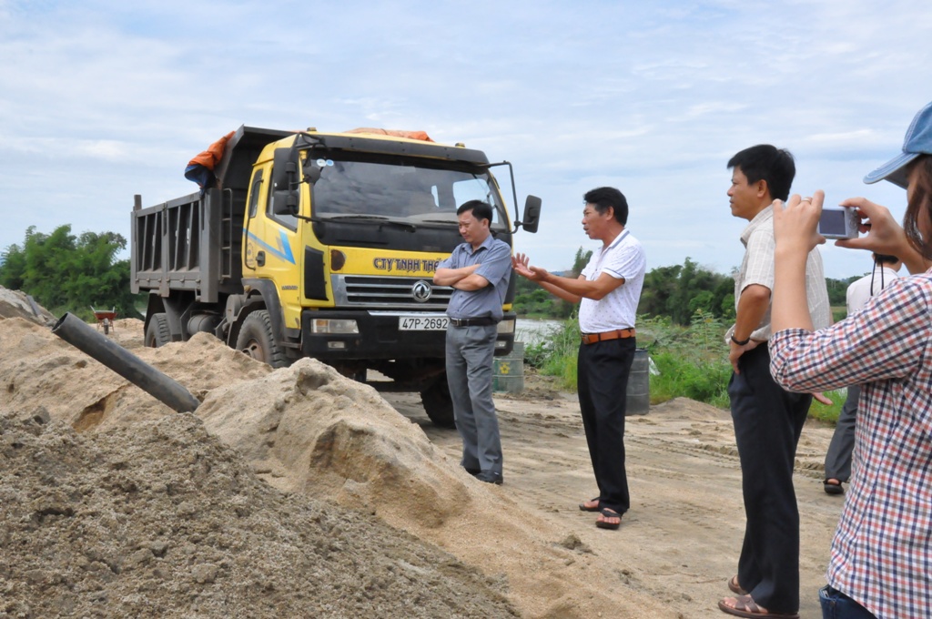 Cơ quan chức năng kiểm tra một cơ sở sản khai thác cát tại huyện Krông Ana