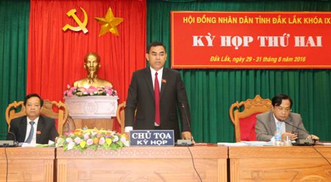 Phó Bí thư Tỉnh ủy, Chủ tịch HĐND tỉnh Y Biêr Niê chủ trì kỳ họp.