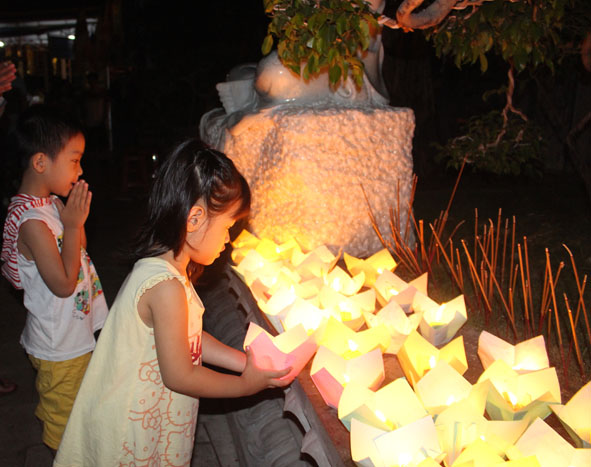 Nhiều trẻ em thắp đèn hoa đăng, cầu cho cha mẹ muôn đời bình an trong lễ Vu lan  ở chùa Sắc Tứ Khải Đoan (TP. Buôn Ma Thuột).