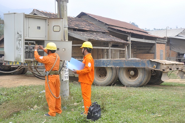 Công nhân Điện lực Đắk Lắk kiểm tra, xử lý kịp thời các khiếm khuyết còn tồn tại trên lưới điện
