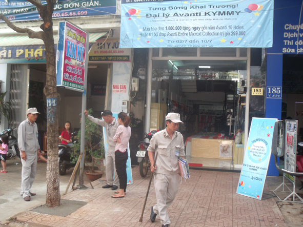 Lực lượng chức năng phường Thành Công tổ chức dỡ trụ quảng cáo trên vỉa hè đường Y Jút.