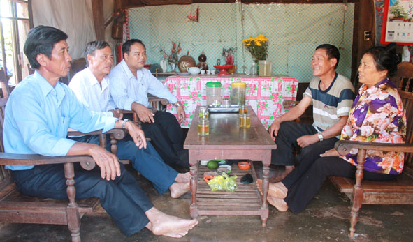 Cán bộ LĐTBXH huyện Ea Kar và xã Ea Kmút thăm hỏi vợ chồng bà Nguyễn Thị Sửu