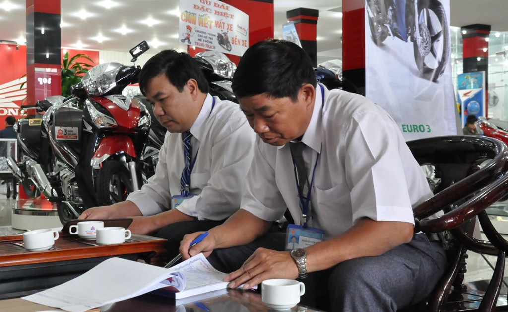 Cán bộ Chi cục Thuế huyện Ea Kar kiểm tra hóa đơn của một doanh nghiệp trên địa bàn